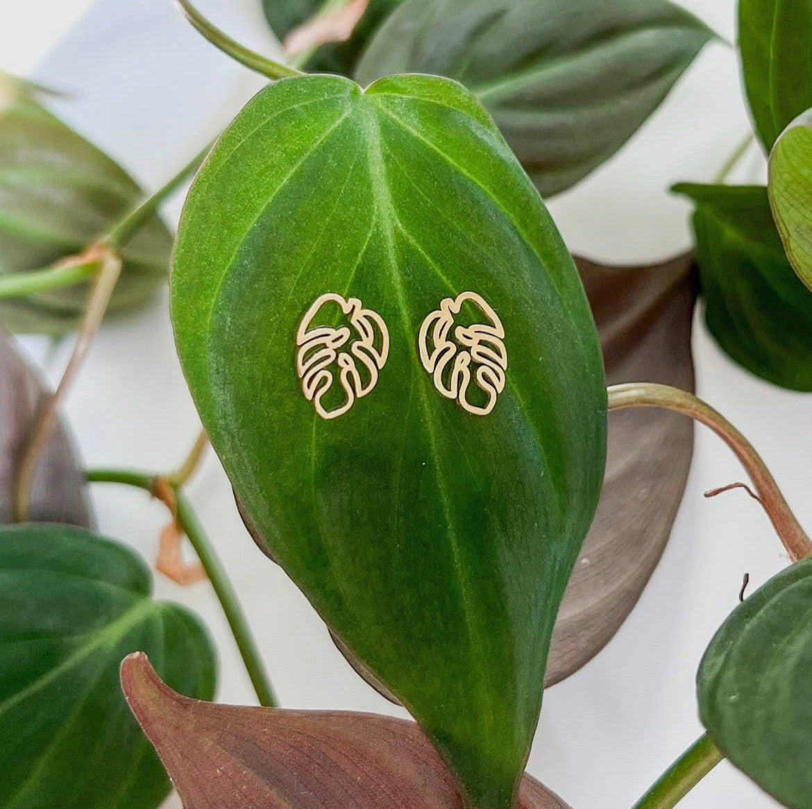 Hollow leaf stud earrings
